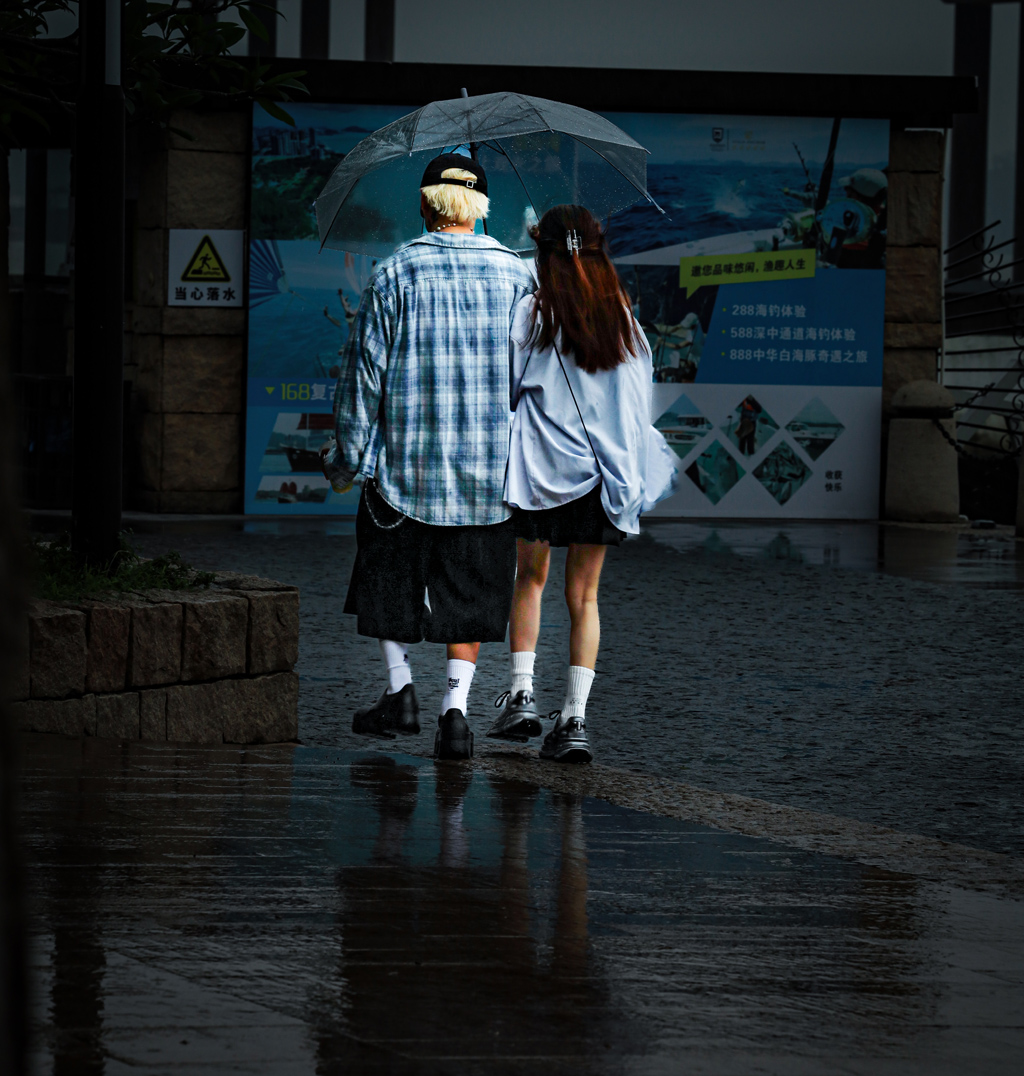 阳江--雨中漫步  何小芹  13827676622.jpg