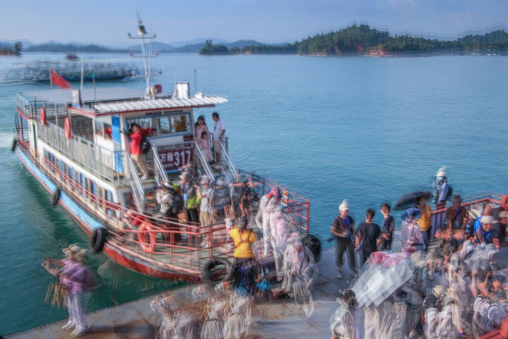 高级专修班-刘启渠-《靠岸》.jpg