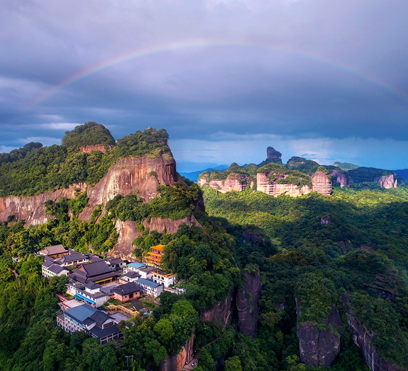 图2、世界地质公园——丹霞山  摄影：谢锦树.jpg