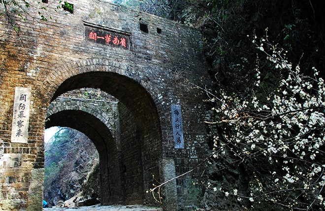 图9、南雄?梅岭关楼  摄影：李子亮.jpg