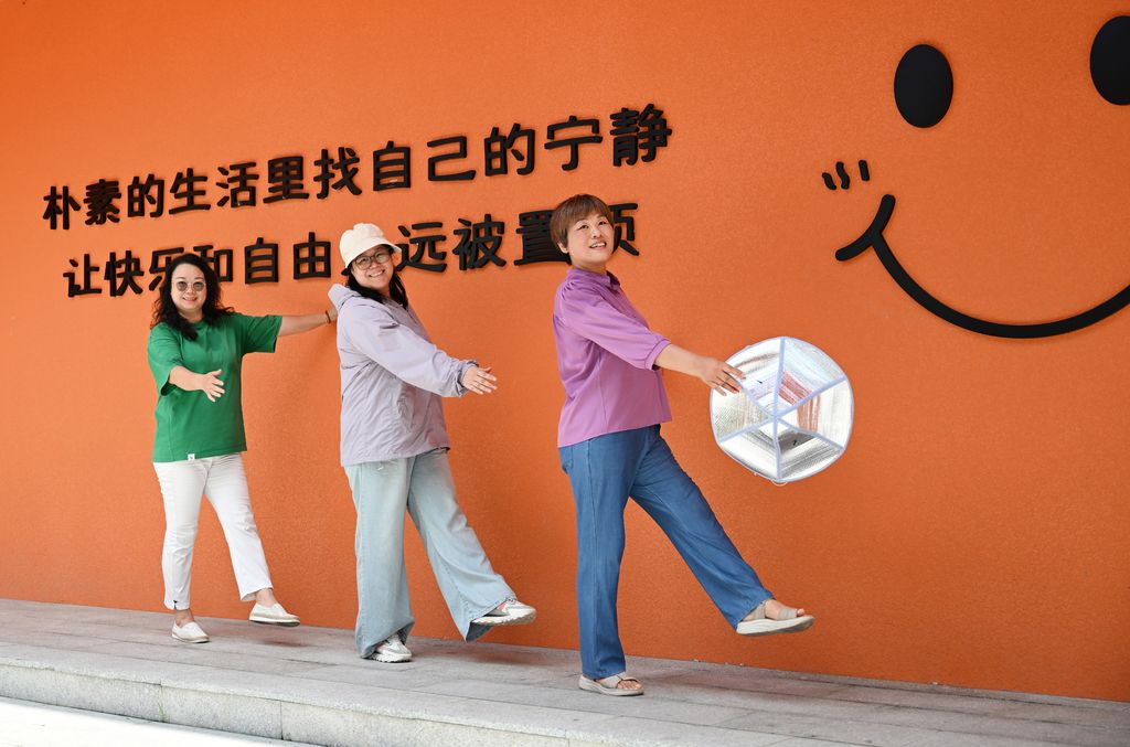 阳江-专修-《让快乐和自由置顶》 梁名伟  摄13702815681.jpg